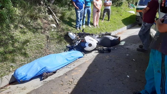 EN FOTOS: Motociclista falleció al estrellarse contra un barranco yendo para El Retiro