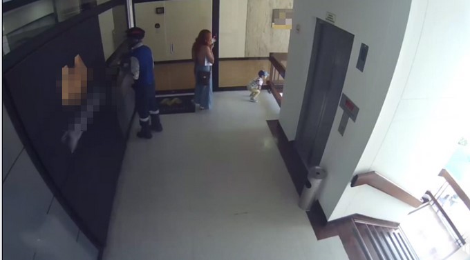 EN VIDEO: ¡Qué susto! Vea esta señora como salva a su hijo de caer por un ‘balcón’