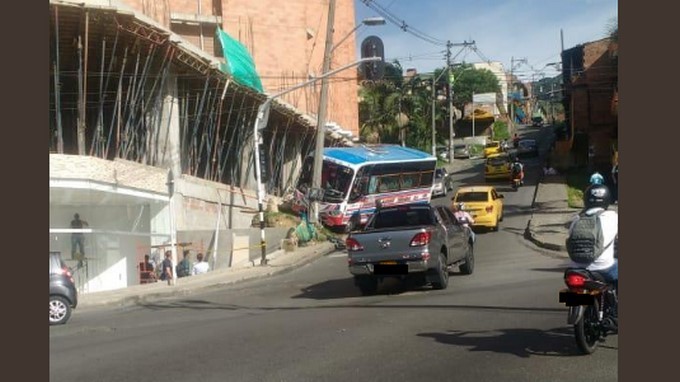 EN FOTOS: Un bus de Robledo se ‘estampó’ contra un poste en la 80 con la 80