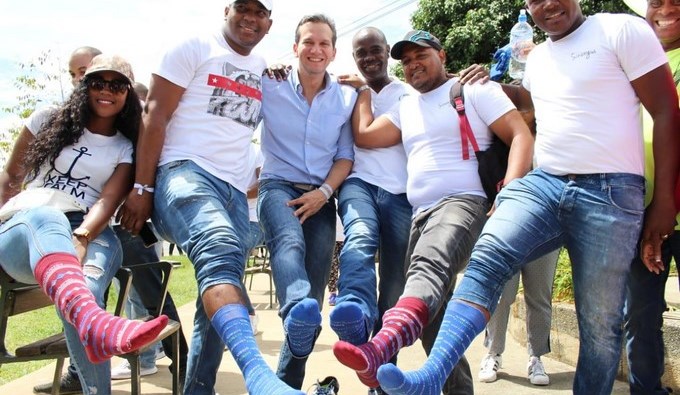 Pisa adelante: Alfredo Ramos lanza medias con su lema de campaña a la Alcaldía de Medellín