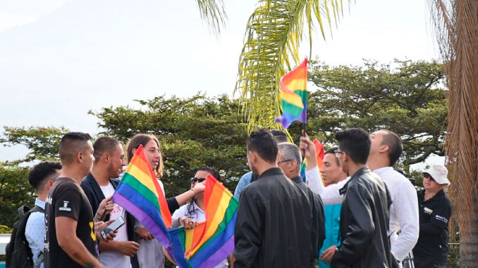 El Pueblito Paisa luce la bandera LGBTI por la celebración de la diversidad. Foto cortesía.