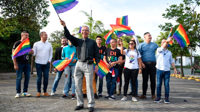 El Pueblito Paisa luce la bandera LGBTI por la celebración de la diversidad. Foto cortesía.