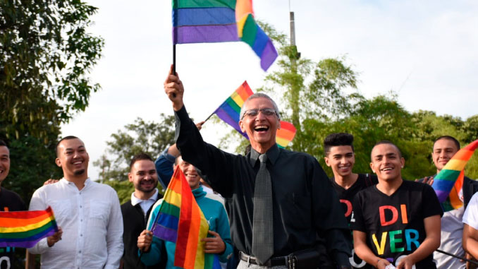 El Pueblito Paisa luce la bandera LGBTI por la celebración de la diversidad. Foto cortesía.