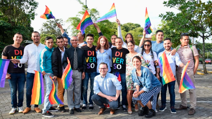 El Pueblito Paisa luce la bandera LGBTI por la celebración de la diversidad. Foto cortesía.