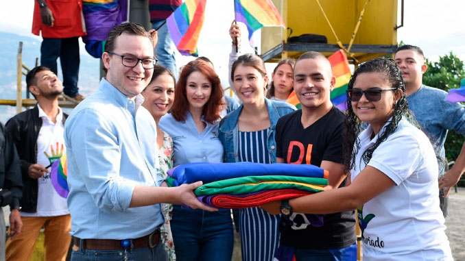 El Pueblito Paisa luce la bandera LGBTI por la celebración de la diversidad. Foto cortesía.