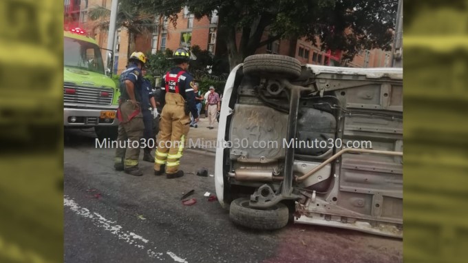 FOTOS: Vehículo se volcó cerca del Exito de Robledo, habrían personas lesionadas