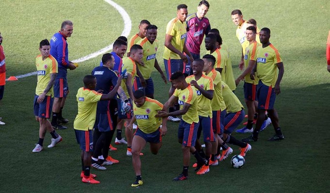 Colombia se entrenó esta tarde pensando en Chile y de paso se celebró el cumple de Roger Martínez