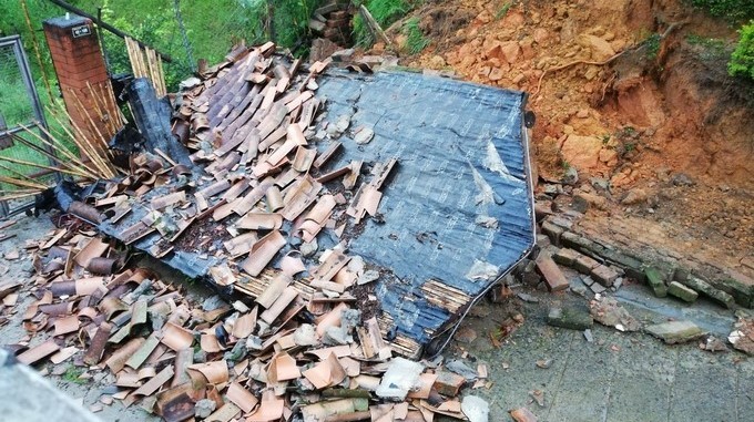 Fuertes lluvias causaron deslizamiento que afectó una casa en El Descanso, en San Antonio de Prado