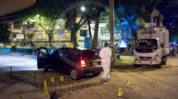EN FOTOS Y VIDEO: ¡Doble homicidio! Mataron a balazos a dos hombres que iban en un carro por Guayabal 2 doble homicidio guayabal 2