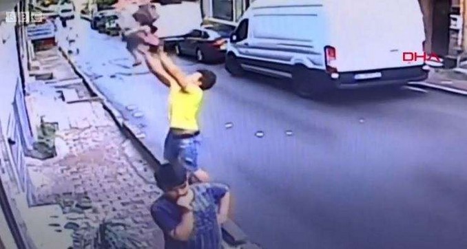 Video: ¡Ángel guardián!, niña de 2 años cayó de un edificio y fue atrapada por un transeúnte