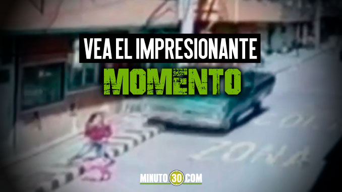 EN VIDEO: ¿Milagro? Madre e hija estuvieron a nada de ser aplastadas por un carro sin frenos