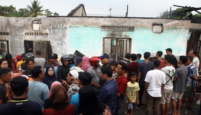 Murieron 30 personas, entre ellos 3 niños, en incendio en una fábrica de mecheros de gas en Indonesia
