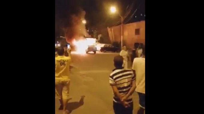 EN VIDEO: ¡Qué susto! Se prendió un carro en Calasanz y dejó otros tres afectados