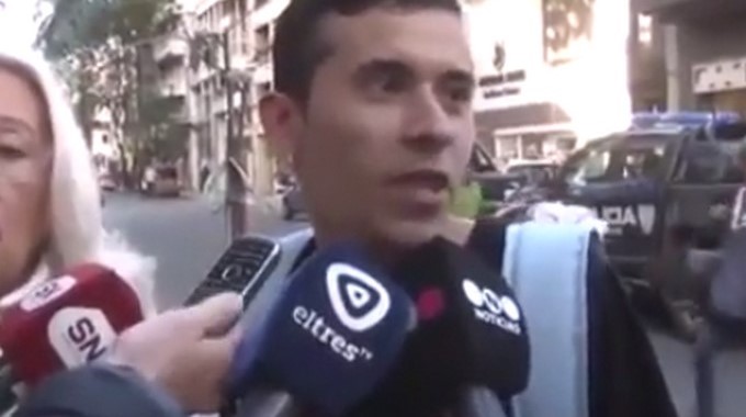 EN VIDEO: ¡Tan “camellete”! Robó en un local y dio una entrevista como testigo para que no lo ‘pillaran’
