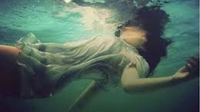 Madre le compró una ‘Cajita Feliz’ de McDonald’s a su hijo de 5 años y luego lo ató a sus manos para lanzarse a un embalse