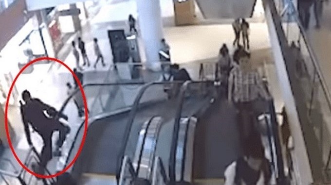 ¡Qué impresión! Niño se enreda en una escalera eléctrica y muere al caer al vacío