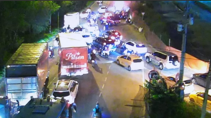 Foto: accidente en la avenida Regional, cerca al Éxito de Envigado, colapsó esa vía y también afectó a Las Vegas
