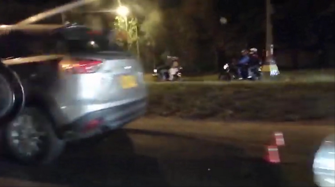 Video: choque entre dos carros particulares se presentó en la autopista, cerca a la Aguacatala