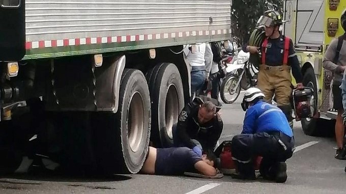 Fotos: ¡Qué de buenas! Un hombre quedó entre dos llantas de un camión, en la Autopista Sur, pero lograron sacarlo con vida