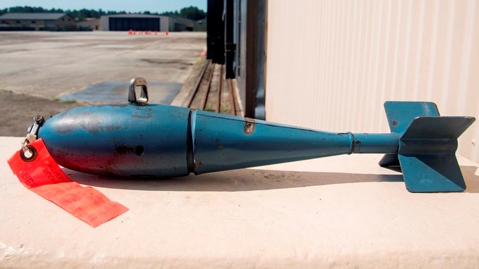 Caza de la Fuerza Aérea de EE.UU dejó caer en Florida tres bombas de entrenamiento tras chocar con un ave