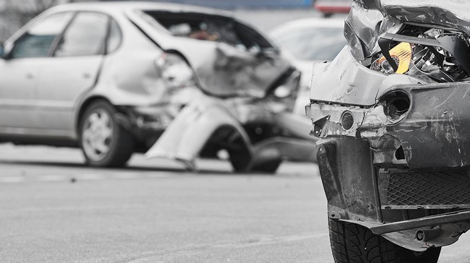 ¡Irresponsable! Hombre hacía un en vivo en Facebook mientras conducía, se chocó y uno de sus hijos murió y el otro entró en coma