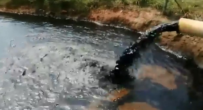Video: Habitantes de Yondó, Antioquia, denunciaron un preocupante derrame de crudo cerca al río Magdalena