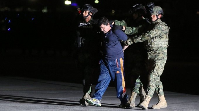 ¡Cómo un pájaro en cautiverio! Abogados del Chapo Guzmán aseguran que solo lo dejan salir a recibir sol en una jaula