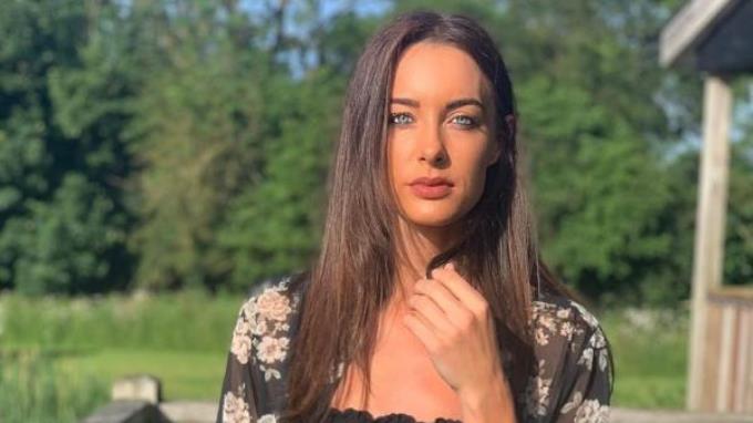 Youtuber británica murió tras chocar con un camión cuando se movilizaba en una patineta eléctrica