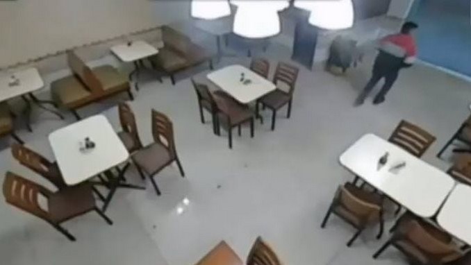 Video: Hombre se acobardó y abandonó a su acompañante en medio de un atraco en un restaurante