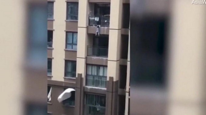 Video: Rápida reacción de los vecinos salvaron la vida de un niño que cayó de un sexto piso en China