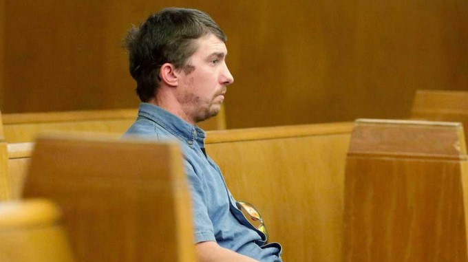 Lo condenaron a 150 días de cárcel por tapar los baños de las mujeres de su oficina