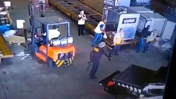 Video: Ladrones disfrazados de policías se llevaron 30 millones de dólares en oro al estilo de ‘la Casa de Papel’