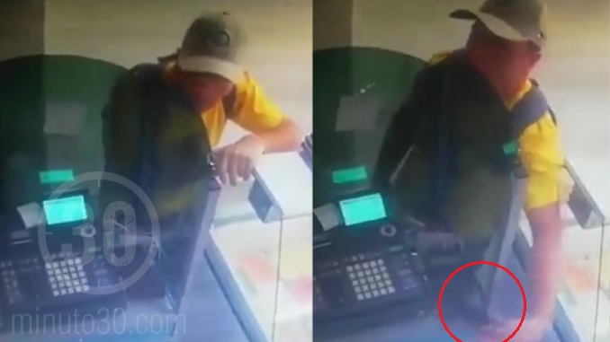 VIDEO: Vendedor de bolsas habría aprovechado un descuido para robarse un celular en Lovaina 1 Vendedor de bolsas roba un celular en Medellin