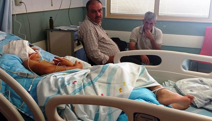Niño palestino lucha por mantenerse con vida tras recibir disparo en la cabeza mientras jugaba en un patio