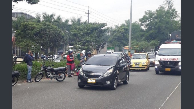 Motociclista se ‘tragó’ un hueco en la autopista y el accidente ocasionó congestión vehicular
