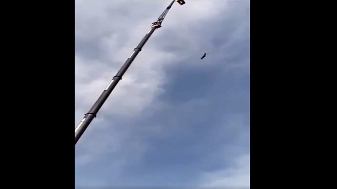 !EN VIDEO! Se le rompió la cuerda cuando saltó en bungee jumping pero quedó vivo
