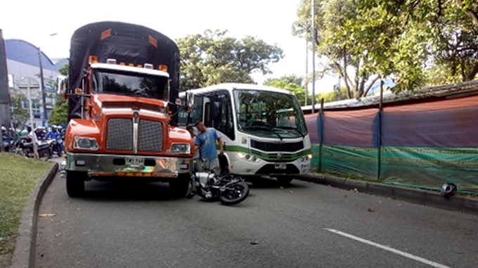 Fotos: ¡Atento! Por accidente entre un camión, una moto y un bus del Metro, un carril de la avenida 80 estuvo cerrado, cerca a la Aguacatala