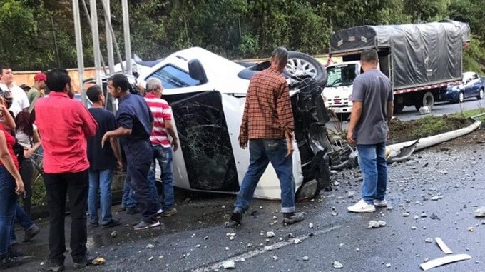 Fotos y video: Una camioneta terminó volcada en Las Palmas, luego de chocar contra un poste de luz
