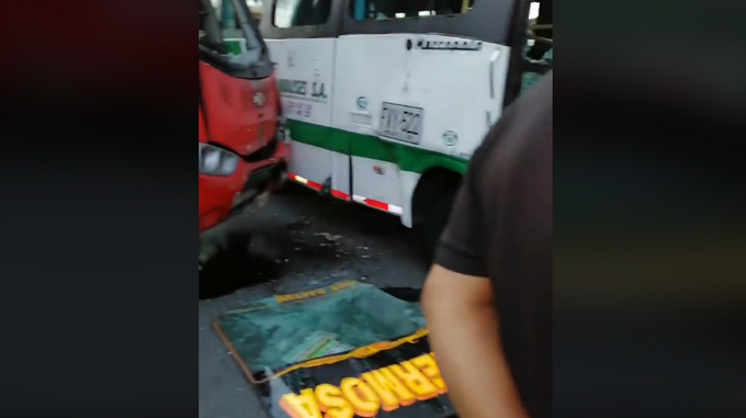 Video: ¡Tremendo choque! Dos buses de servicio público se chocaron en todo Palacé con Los Huesos