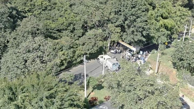 Una mujer falleció luego de perder el control de su vehículo y chocarse contra un árbol en El Poblado, además atropelló a tres personas