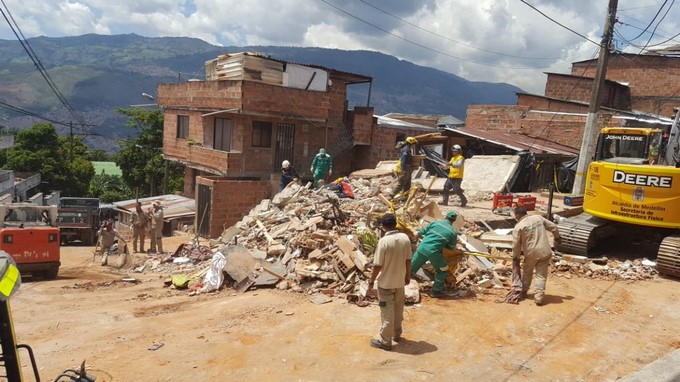 Evacúan a 2 familias por riesgo en viviendas afectadas tras colapso de la casa en el barrio Santander 
