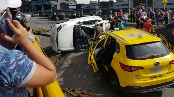 Fotos: Una camioneta perdió el control, se volcó y terminó en el carril contrario en Las Palmas, la movilidad está hecha un caos