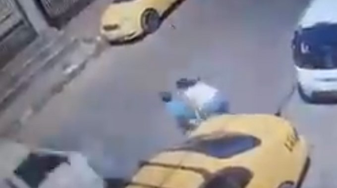 EN VIDEO: El terrible momento en el que un pequeño se le suelta a su mamá y es atropellado por un camión