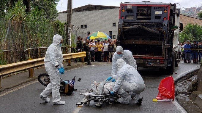 EN VIDEO: Motociclista intentó hacer un adelanto y se dio contra un camión de basuras en Santo Domingo Savio