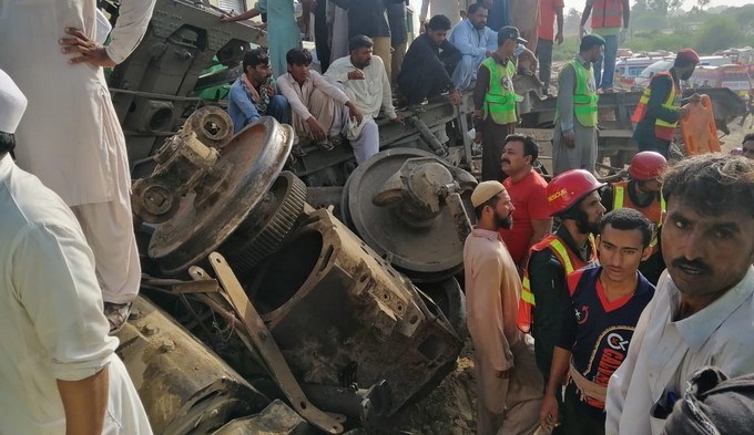 Tren chocó contra un ferrocarril y dejó 20 muertos y 80 heridos en Pakistán