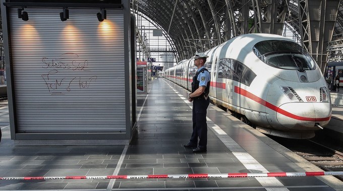 Hombre que mató a niño tirándolo a las vías de un tren también intentó lanzar a una anciana