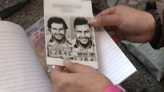 Fotos: Una barbería era utilizada para ofrecer servicios sexuales, y además hacía publicidad con la cara de Pablo Escobar