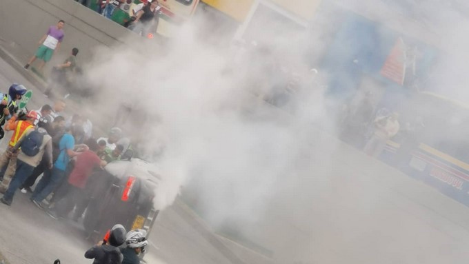 EN FOTOS: En plena hora ‘pico’ se volteó un carro en el deprimido de San Juan