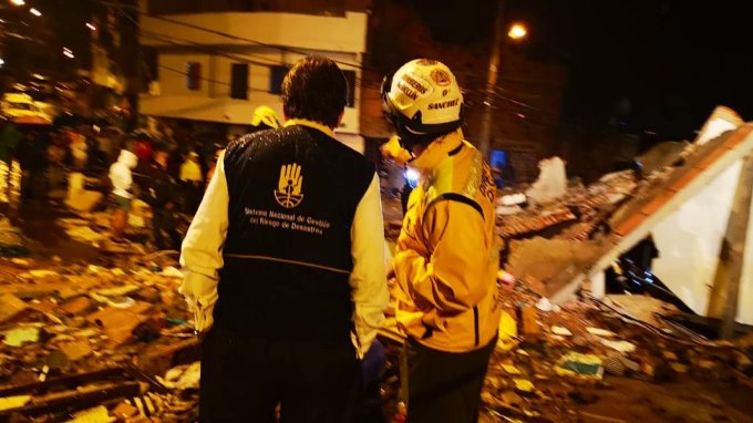 VIDEOS: ¡Dos muertos y tres heridos! Edificio de tres pisos colapsó en el Barrio Santander