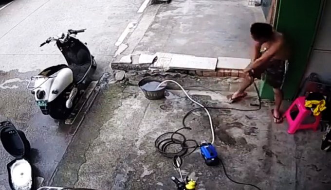 Vídeo. El más de malas, se electrocutó lavando la moto